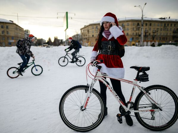 Участники велопробега Дедов Морозов во время финиша на площади Пименова в Новосибирске - Sputnik Молдова