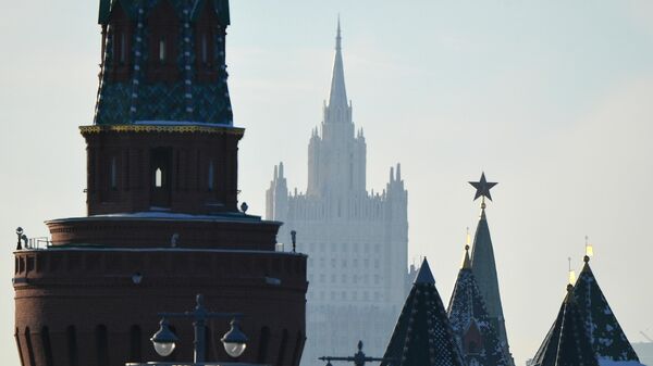 Unul dintre turnurile Kremlinului de la Moscova, pe plan secund - clădirea Ministerului rus al Afacerilor Externe - Sputnik Moldova-România