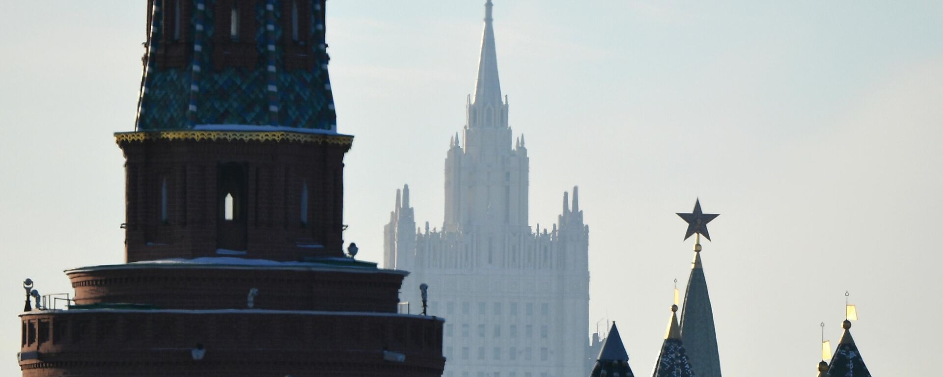 Unul dintre turnurile Kremlinului de la Moscova, pe plan secund - clădirea Ministerului rus al Afacerilor Externe - Sputnik Moldova-România, 1920, 06.09.2022