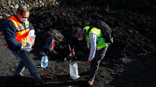 Геологи исследуют вулкан Кумбре-Вьеха на канарском острове Ла-Пальма - Sputnik Молдова