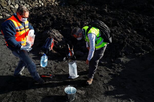 Геолог из Университета Хуана Карлоса I в Мадриде исследует скалу вулкана Кумбре Вьеха. - Sputnik Молдова