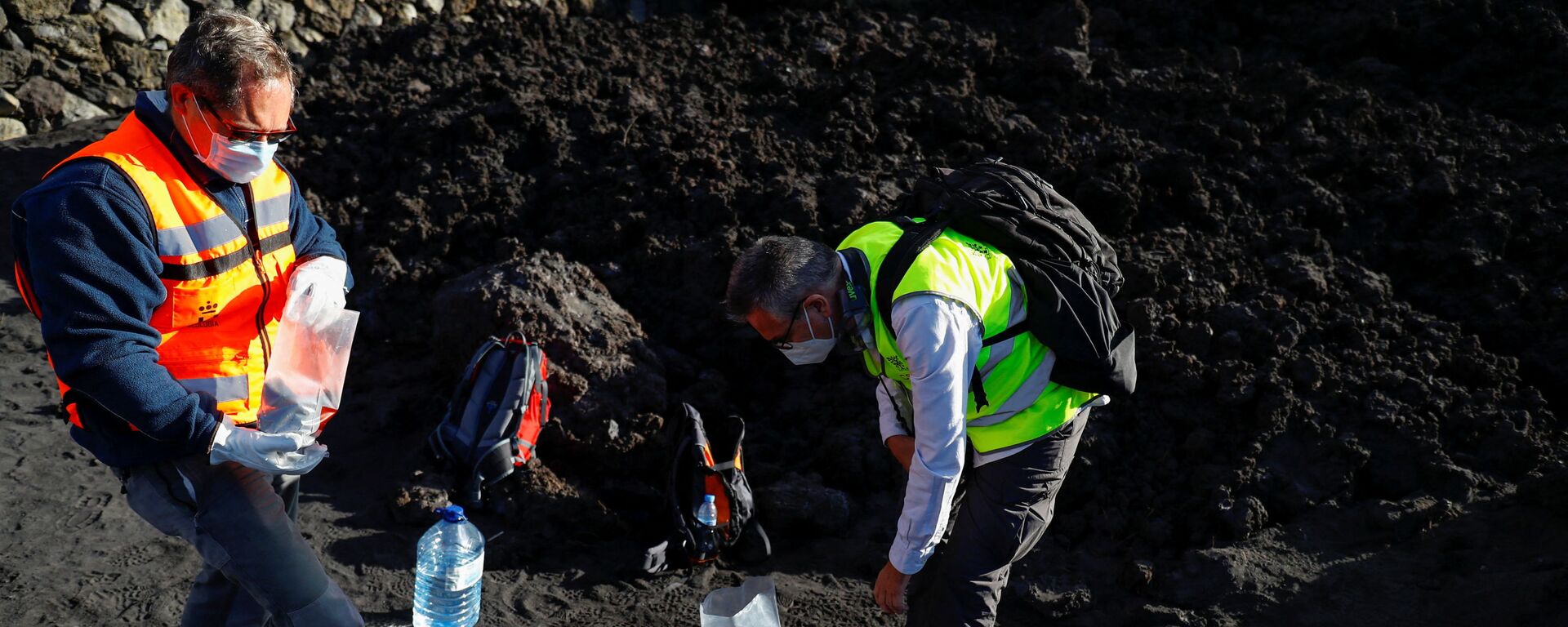 Геологи исследуют вулкан Кумбре-Вьеха на канарском острове Ла-Пальма - Sputnik Молдова, 1920, 18.12.2021