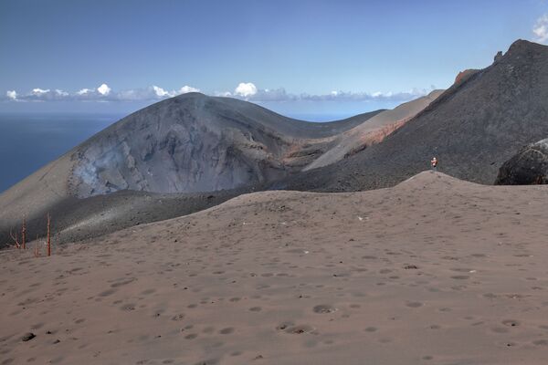 Ученые гуляют возле кратера вулкана Кумбре-Вьеха на Канарских островах Ла-Пальма, Испания. - Sputnik Молдова