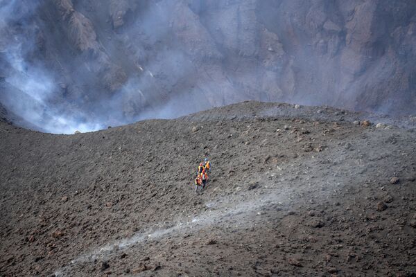 Ученые совершают прогулку возле кратера вулкана Кумбре-Вьеха на Канарских островах Ла-Пальма, Испания. - Sputnik Молдова