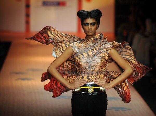 Модель во время показа мод курортной недели Lakme Fashion Week в Мумбаи. - Sputnik Молдова