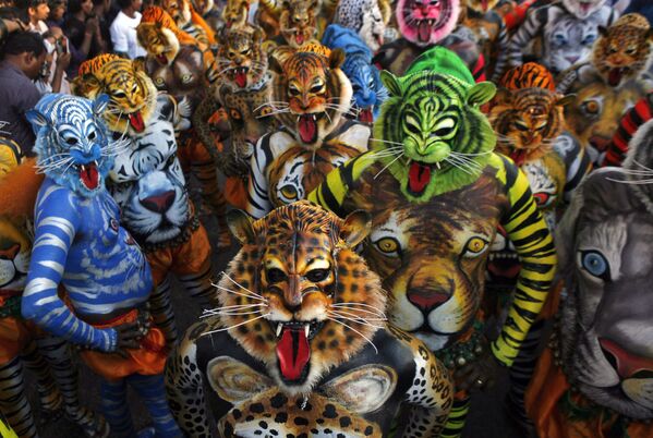 Художники с раскрашенными телами и масками тигров во время ежегодного &quot;Пуликали&quot; в Триссур. - Sputnik Молдова
