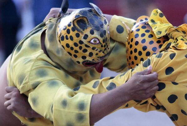 Мужчины в костюмах тигров дерутся во время празднования Рождества, Мексика. - Sputnik Молдова