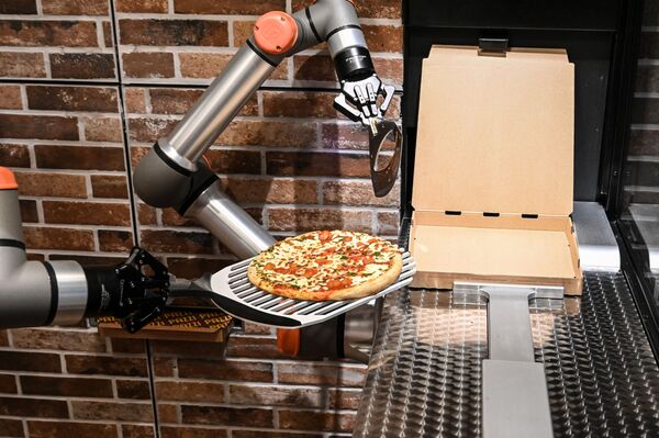 &quot;Пацци&quot; — робот, изготавливающий пиццу в парижском ресторане.  - Sputnik Молдова