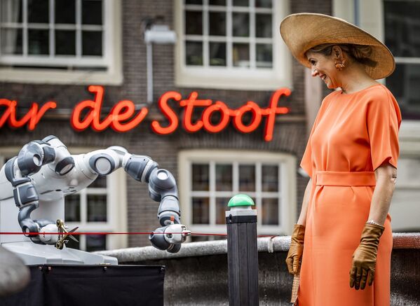 Королева Нидерландов Максима наблюдает, как робот перерезает ленточку на открытии моста в Амстердаме, напечатанного на 3D-принтере. - Sputnik Молдова