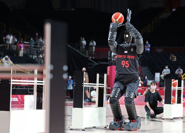 Робот-баскетболист по имени Кью играет в баскетбол во время перерыва на матче между США и Францией на Олимпийских играх в Токио.  - Sputnik Молдова