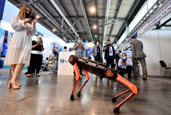 Робособака Unitree Robotic на Международной промышленной выставке Иннопром-2021 в Екатеринбурге - Sputnik Молдова