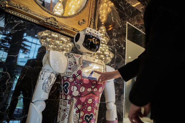 Работник отеля получает информацию у робота в холле отеля Sky в Сэндтоне, Южная Африка. - Sputnik Молдова