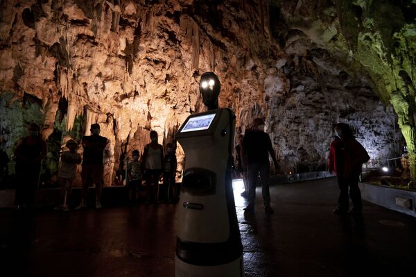 Робот Персефона ведет посетителей по пещере Алистрати в Греции. Персефона — первый робот, работающий гидом в пещере. Трудится она здесь с середины июля 2021 года. - Sputnik Молдова