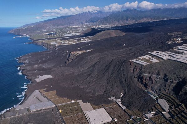 Vedere aeriană a lavei solidificate de la vulcanul Cumbre Vieja într-un cartier din Las Manchas, pe insula Canare La Palma, Spania, 16 decembrie 2021. Poză făcută cu o dronă. - Sputnik Moldova-România