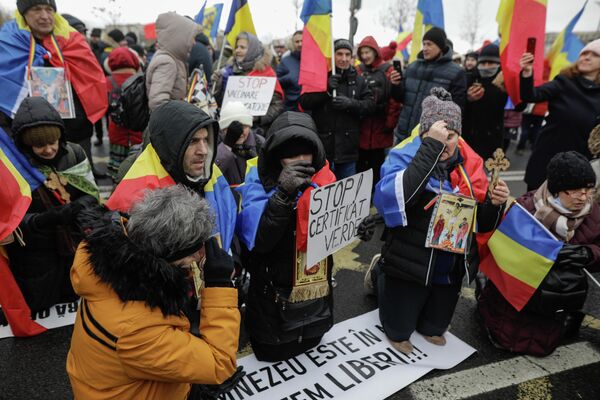 Protestatarii se roagă ca Dumnezeu să ocrotească România de dictatura fără precedent care s-ar instaura odată cu legiferarea certificatului verde. - Sputnik Moldova-România