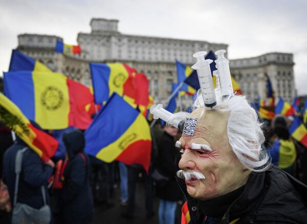 Cap cu seringi înfipte şi cu un cod lipit pe frunte, simbolizând zombificarea, depersonalizarea şi transformarea în cobai a fiinţei umane. - Sputnik Moldova-România