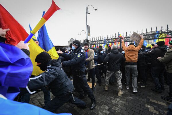 Jandarmii îi împing pe protestatari. - Sputnik Moldova-România