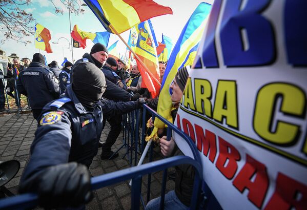 Jandarmi împiedică cu garduri accesul manifestanţilor. - Sputnik Moldova-România
