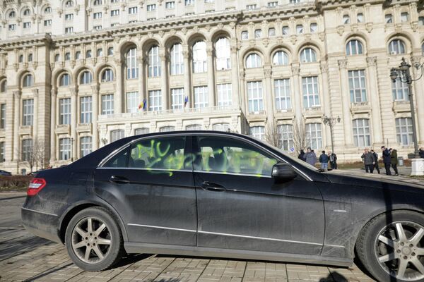 Mesajul „Nu certificat!” scris pe geamurile maşinii unui parlamentar. - Sputnik Moldova-România