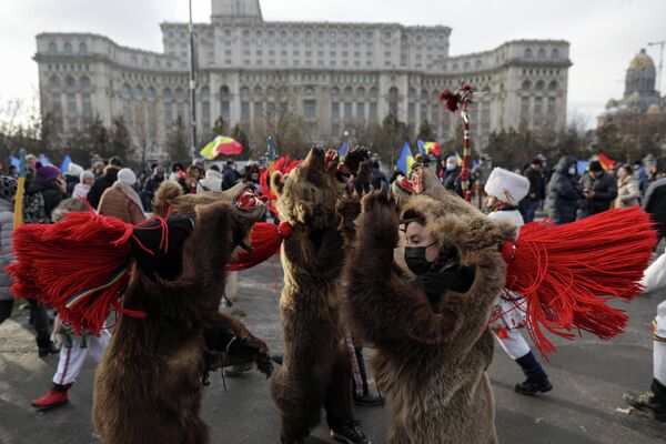 Protestatarii aduc cu ei spiritul sărbătorilor: dansul urşilor, un obicei străvechi simbolizând moartea si reînvierea naturii. - Sputnik Moldova-România