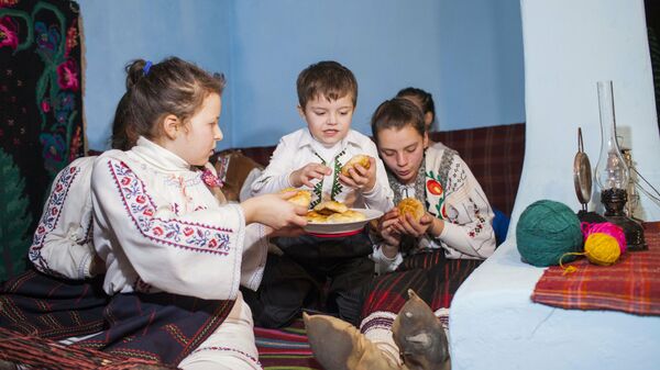 Tradițiile de iarnă, păstrate cu sfințenie de către tinerele generații - Sputnik Moldova