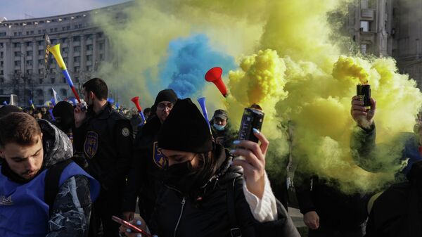 Sindicate din domeniul sanatatii si apararii publice protesteaza in apropierea Palatului Parlamentului in timp ce are loc votul asupra bugetului anului 2022, in Bucuresti, 23 decembrie 2021 - Sputnik Moldova-România