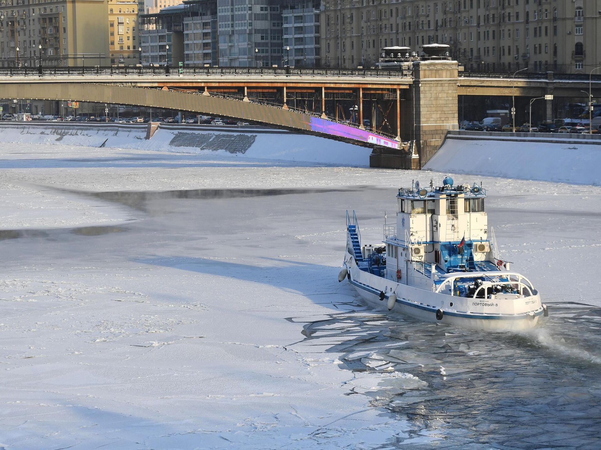 Москва мороз фото. Москва река зимой. Речной Москва. Набережная Москвы реки март 2022. Москва река сейчас.