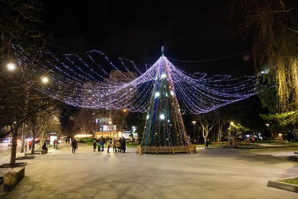 Pomul de Crăciun parcă ar dansa - Sputnik Moldova