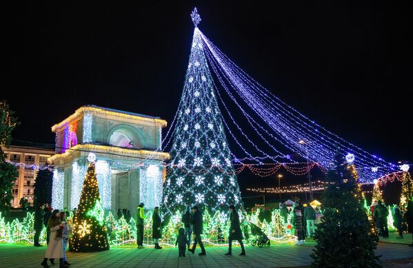 Pomul de Crăciun situat lângă Arca de Triumf din Capitală - Sputnik Moldova