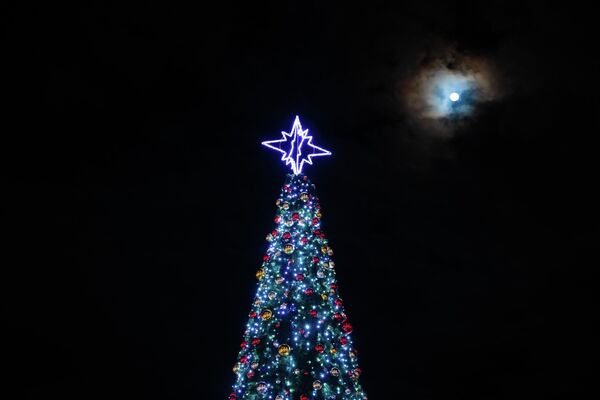 Se pare că și luna admiră Pomul de Crăciun din Chișinău - Sputnik Moldova