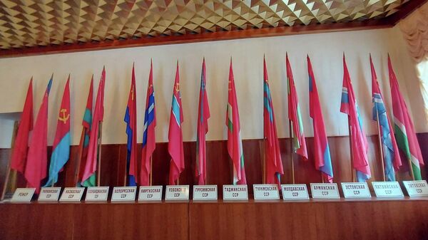 Флаги каждой из стран СССР можно увидеть в музее истории винодельческого предприятия в Комрате - Sputnik Молдова