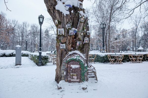 Игрушечный замок в дереве в городском парке. - Sputnik Молдова