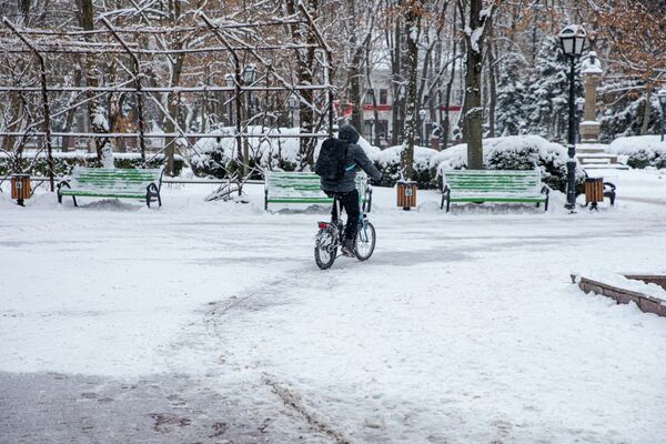 Un tânăr a ieșit în parc să-și testeze bicicleta pe zăpadă - Sputnik Moldova