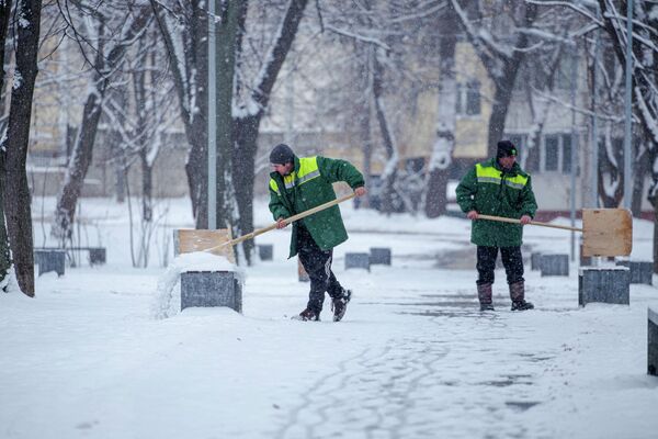 Muncitorii din Capitală curăță drumurile de zăpadă - Sputnik Moldova