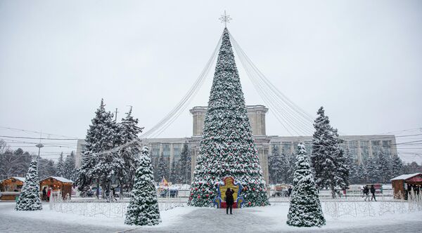Principalul Pom de Crăciun din Capitală este acoperit de zăpadă - Sputnik Moldova