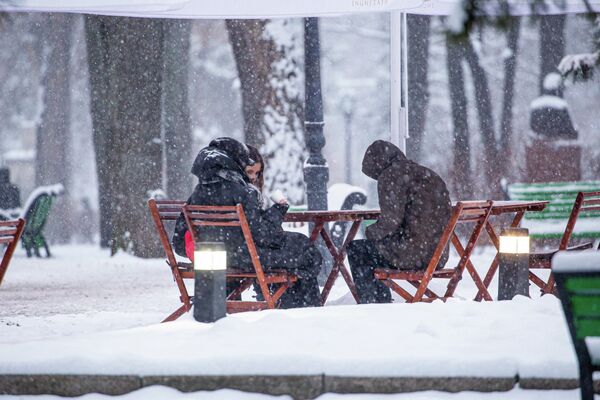 Oamenii au ieșit să savureze o cafea în orașul acoperit de zăpadă - Sputnik Moldova