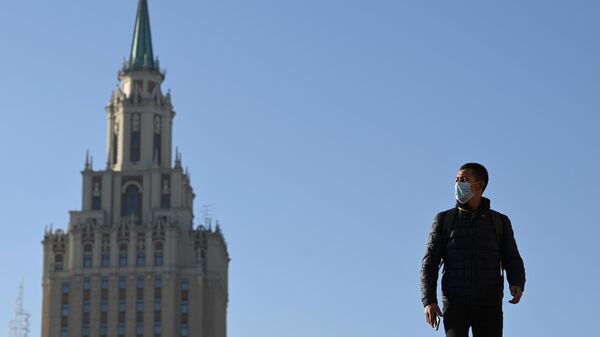 Мужчина на Комсомольской площади в Москве - Sputnik Молдова