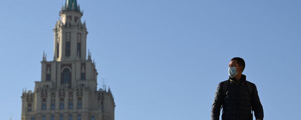 Мужчина на Комсомольской площади в Москве - Sputnik Молдова