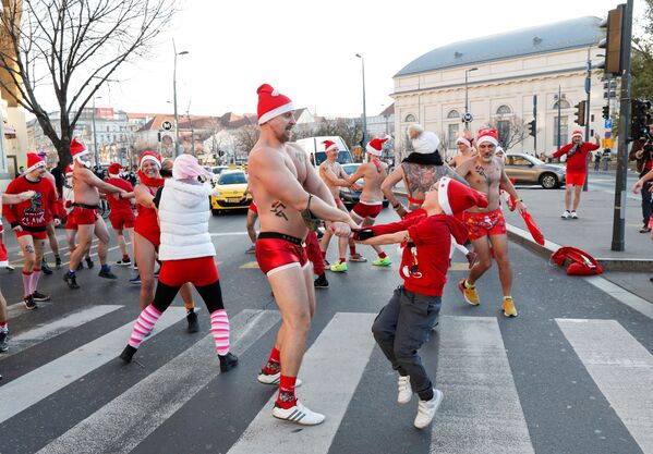 Забег полуголых Санта-Клаусов по центру Будапешта, Венгрия. - Sputnik Молдова