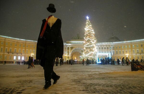 &quot;Фантомный&quot; уличный артист на Дворцовой площади в Санкт-Петербурге. - Sputnik Молдова