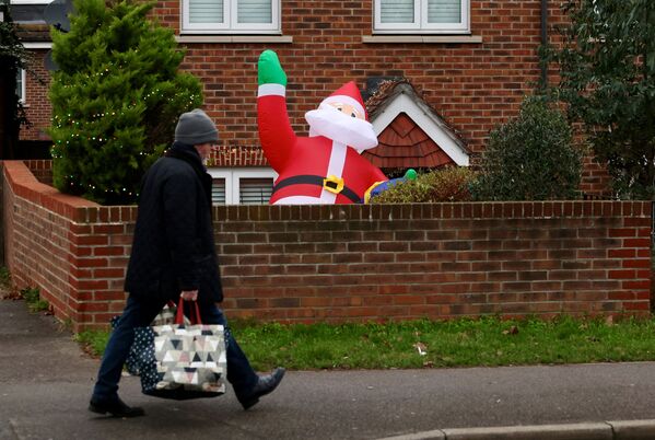 Внезапный Санта-Клаус во дворе дома в Лондоне. - Sputnik Молдова