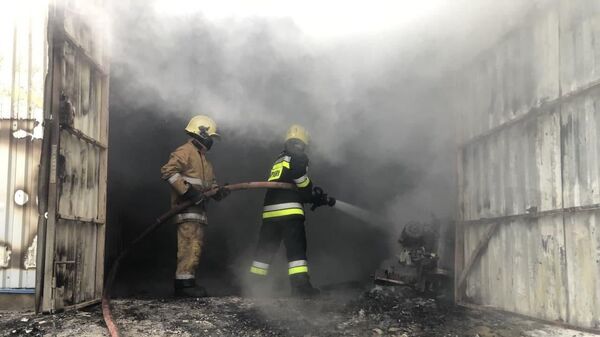 Incendiu de proporții la Căușeni: Un service auto, mistuit de flăcări - Sputnik Moldova