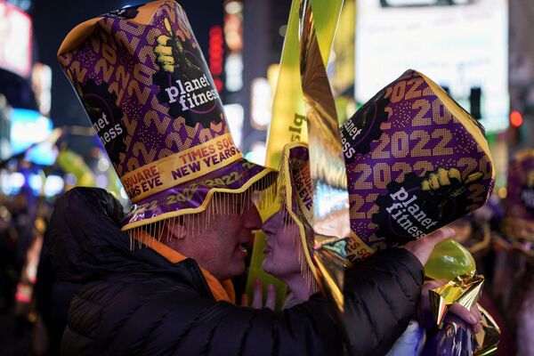 Petrecăreții se adună în timpul sărbătorilor de Revelion în Times Square, în timp ce varianta coronavirusului Omicron continuă să se răspândească, în cartierul Manhattan din New York City, SUA, 31 decembrie 2021. - Sputnik Moldova-România