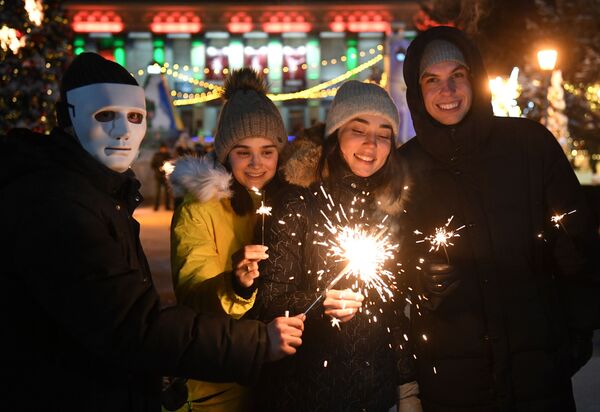 Oamenii sărbătoresc Anul Nou în Piața Lenin din Novosibirsk. - Sputnik Moldova-România