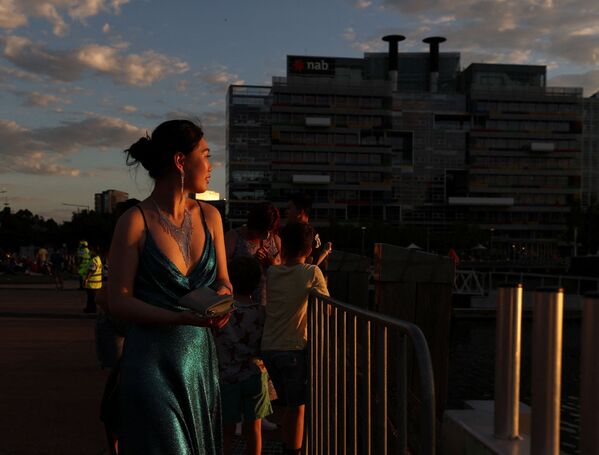O femeie se uită la malul râului Yarra la sărbătoarea de Revelion, în timp ce varianta Omicron a bolii coronavirus (COVID-19) continuă să se răspândească, în Melbourne, Australia, 31 decembrie 2021. - Sputnik Moldova-România