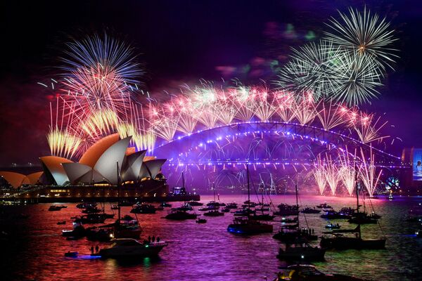 Focuri de artificii peste portul din Sydney în timpul sărbătorilor de Revelion din Sydney, Australia, 1 ianuarie 2022. - Sputnik Moldova-România