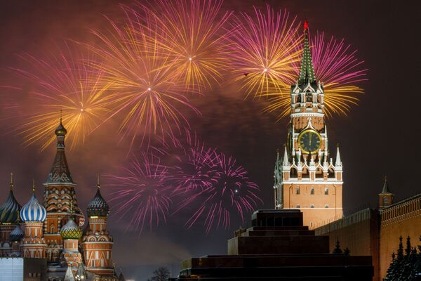 Focuri de artificii luminează cerul deasupra Kremlinului în timpul sărbătorilor de Anul Nou în Piața Roșie, cu Turnul Spasskaya din Moscova, pe 1 ianuarie 2022. - Sputnik Moldova-România