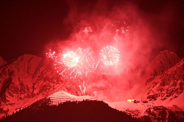 Focuri de artificii sunt văzute devreme în ziua de Anul Nou în fața Munților Alpi (Nordkette) lângă Innsbruck, Austria, la începutul zilei de 1 ianuarie 2022. - Sputnik Moldova-România