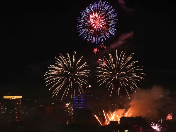 Focuri de artificii sunt văzute în timpul sărbătorilor de Anul Nou la Tirana, Albania, 1 ianuarie 2022. - Sputnik Moldova-România