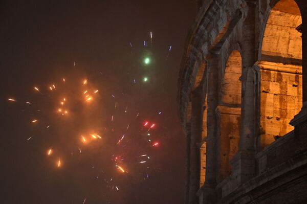 Focurile de artificii de Revelion izbucnesc în afara Colosseumului din Roma pe 31 decembrie 2021. - Sputnik Moldova-România